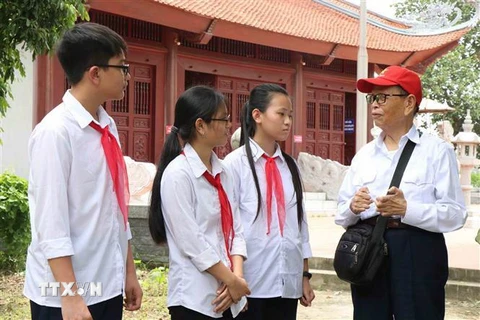 Cựu đội viên Đội Thiếu niên du kích Đình Bảng Nguyễn Đức Thìn nói chuyện với các em học sinh Trường Trung học cơ sở Đình Bảng, thị xã Từ Sơn, tỉnh Bắc Ninh. (Ảnh: Diệp Trương/TTXVN)