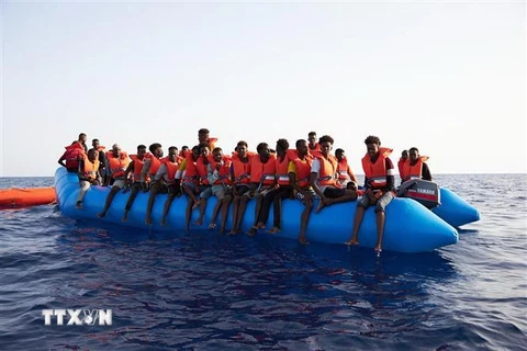 Người di cư được tàu cứu hộ Sea-Eye giải cứu ngoài khơi bờ biển Libya ngày 5/7/2019. (Ảnh: AFP/TTXVN)