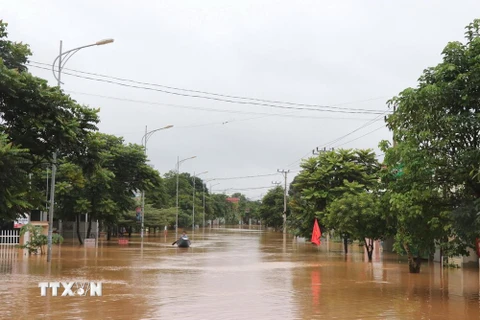 Đường phố thị trấn Lao Bảo bị ngập lũ. (Ảnh: Nguyên Lý/TTXVN)