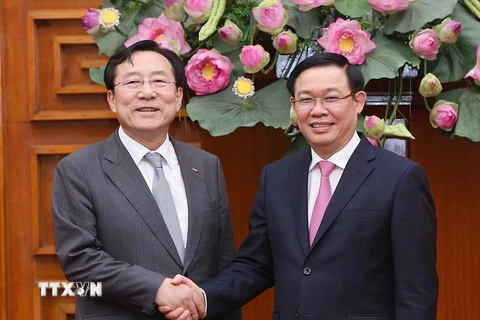 Phó Thủ tướng Vương Đình Huệ tiếp ông Kim Ki-mun, Chủ tịch Liên đoàn Hiệp hội doanh nghiệp nhỏ và vừa Hàn Quốc. (Ảnh: Dương Giang/TTXVN)