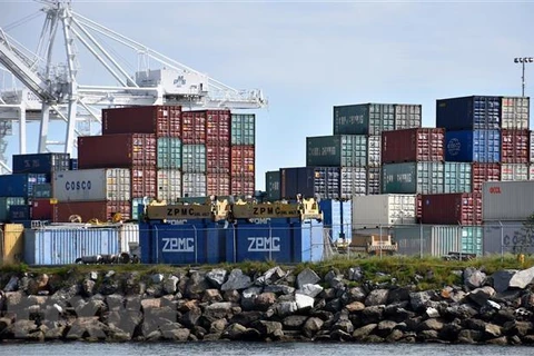 Hàng hóa được xếp tại cảng Long Beach, Los Angeles, Mỹ, ngày 27/2/2019. (Ảnh: THX/TTXVN)