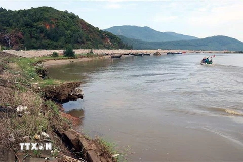 Tuyến kè biển xã Thịnh Lộc bị xói lở nghiêm trọng. (Ảnh: Công Tường/TTXVN)
