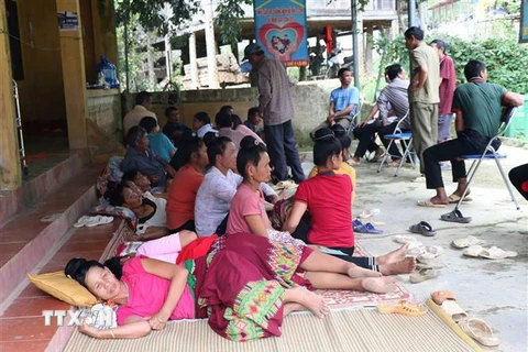 Người dân trên địa bàn xã Mường Lói đến khám, điều trị tại Trung tâm y tế xã. (Ảnh: Xuân Tiến/TTXVN)