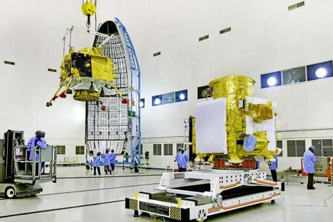 Tàu đổ bộ Mặt Trăng Vikram của Ấn Độ (trái) được chuyển vào vị trí phóng trên tàu vũ trụ Chandrayaan-2. (Nguồn: space.com)