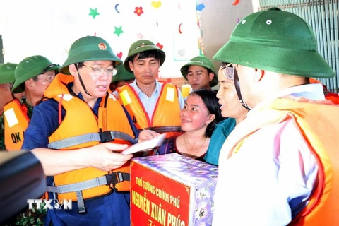Phó Thủ tướng Vương Đình Huệ trao quà cho Trường mầm non Phương Mỹ, huyện Hương Khê. (Ảnh: Công Tường/TTXVN)