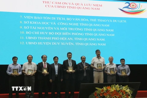 Lãnh đạo tỉnh Quảng Nam tặng quà lưu niệm cho các tổ chức quốc tế làm tốt công tác bảo tồn di sản. (Ảnh Trần Tĩnh/TTXVN)
