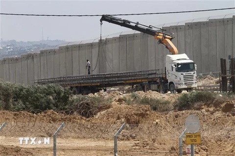 Bức tường ngăn cách biên giới Israel và Dải Gaza ở gần thị trấn Sderot, Israel, ngày 11/7/2019. (Ảnh: THX/TTXVN)
