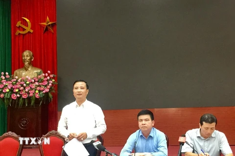 Phó Chủ tịch Ủy ban Nhân dân huyện Đông Anh Nguyễn Xuân Linh phát biểu tại buổi họp báo. (Ảnh: Nguyễn Thắng/TTXVN)
