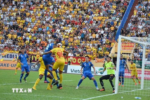 Một trận đấu của đội Dược Nam Hà Nam Định (áo vàng) trên sân Thiên Trường. (Ảnh: Công Luật/TTXVN)