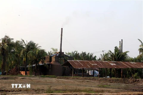 Xã Thạnh Phú Đông hiện có 230 lò than đang hoạt động, ngày đêm xả khí thải ra môi trường. (Ảnh: Trần Thị Thu Hiền/TTXVN)