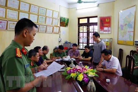 Cơ quan an ninh điều tra-Công an tỉnh Hà Giang đọc lệnh bắt tạm giam đối với Vũ Trọng Lương. (Ảnh: Diệu Loan/TTXVN)