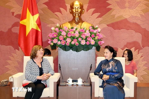 Chủ tịch Quốc hội Nguyễn Thị Kim Ngân tiếp bà Catherine Deroche. (Ảnh: Trọng Đức/TTXVN)