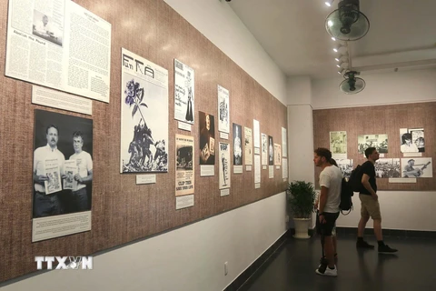 Du khách trong và ngoài nước tham quan triển lãm 'Làn sóng phản đối chiến tranh phi nghĩa của Mỹ ở Việt Nam.' (Ảnh: Thanh Vũ/TTXVN)