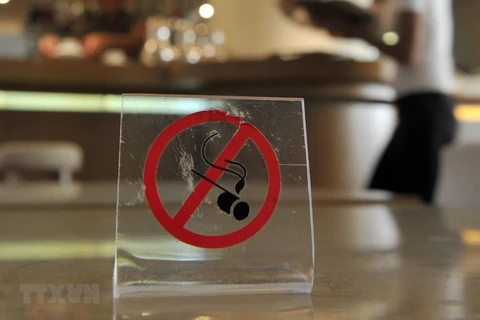 Biển báo cấm hút thuốc tại một nhà hàng. (Nguồn: AFP/TTXVN)