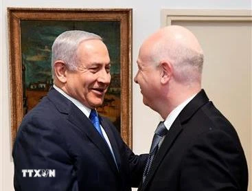 Thủ tướng Israel Benjamin Netanyahu (trái) và đặc phái viên về Trung Đông của Tổng thống Mỹ Jason Greenblatt (phải) tại cuộc gặp ở Jerusalem ngày 30/5. (Ảnh: AFP/TTXVN)