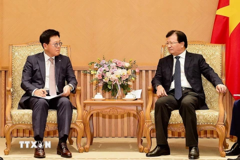 Phó Thủ tướng Trịnh Đình Dũng tiếp ông Lee Kwang-young, Tổng Giám đốc điều hành Công ty Lotte Asset Development Co., Ltd, thuộc Tập đoàn Lotte. (Ảnh: TTXVN)