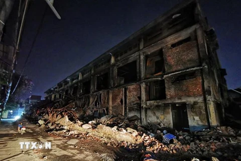 Nhà xưởng chỉ còn là đống đổ nát sau vụ cháy Công ty Rạng Đông. (Ảnh: Thành Đạt/TTXVN)