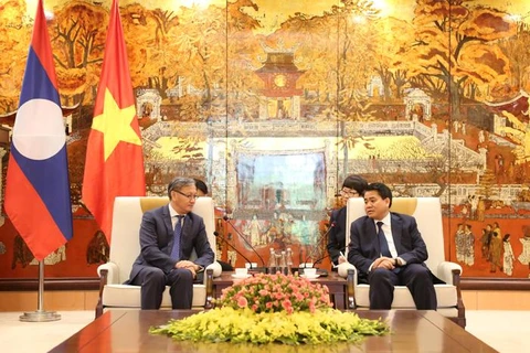 Chủ tịch Ủy ban Nhân dân thành phố Nguyễn Đức Chung và Đại sứ Lào Thongsavanh Phomvihane trao đổi tại buổi tiếp. (Nguồn: Hanoi.gov.vn)
