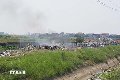 Các loại chất thải, phế liệu ở xã Tề Lỗ không bán được bị người dân đốt hủy gần khu dân cư gây ô nhiễm môi trường. (Ảnh: Nguyễn Trọng Lịch/TTXVN)