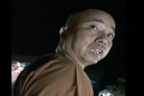 Hình ảnh sư Toàn buông lời gạ tình bị phóng viên ghi lại. (Ảnh cắt từ clip)