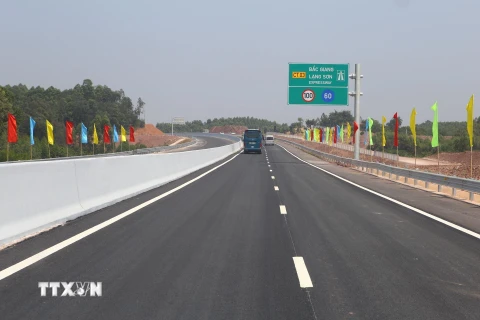 Tuyến đường cao tốc Bắc Giang-Lạng Sơn, đoạn tuyến Bắc Giang-Chi Lăng mới được hoàn thành. (Ảnh: Minh Quyết/TTXVN)