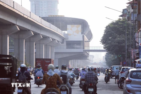 Hà Nội đang trải qua đợt ô nhiễm không khí kéo dài, kể từ 13/9 tới nay. (Ảnh: Thành Đạt/TTXVN)