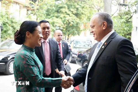 Chủ tịch Liên hiệp các tổ chức hữu nghị Việt Nam Nguyễn Phương Nga đón Chủ tịch Quốc hội Lập hiến Venezuela Diosdado Cabello. (Ảnh: TTXVN)