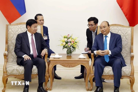 Thủ tướng Nguyễn Xuân Phúc hội đàm hẹp với Thủ tướng CHDCND Lào Thongloun Sisoulith. (Ảnh: Thống Nhất/TTXVN)