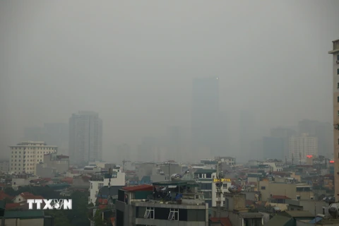 hông gian Hà Nội luôn bao phủ một lớp sương mù do ô nhiễm không khí. (Ảnh: Nhật Anh/TTXVN)