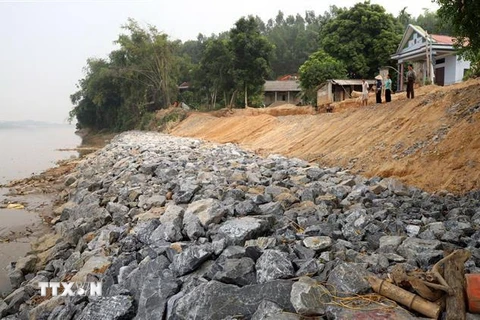 Vị trí kè đá khẩn cấp và con đường của người dân khu 8, xã Xuân Quang vẫn đang bị lún tiếp. (Ảnh: Trung Kiên/TTXVN)