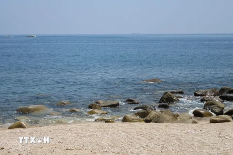 Vịnh Đá Trứng có nước biển trong veo với cát trắng phẳng lỳ. (Ảnh: Nguyễn Thành/TTXVN)