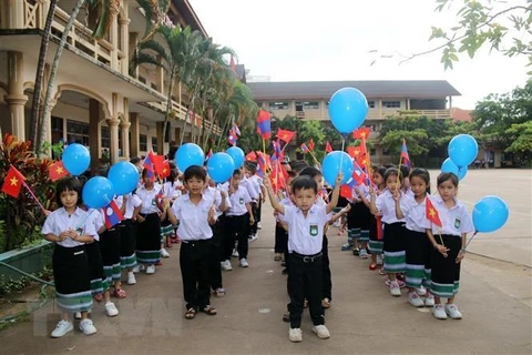 Học sinh Trường Song ngữ Lào-Việt Nguyễn Du trong ngày khai giảng. (Ảnh minh họa: Phạm Kiên/TTXVN)