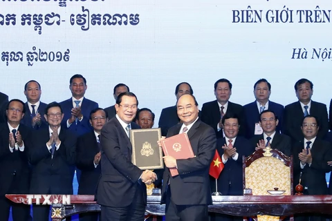Thủ tướng Nguyễn Xuân Phúc và Thủ tướng Vương quốc Campuchia Samdech Techo Hun Sen ký Hiệp ước bổ sung Hiệp ước hoạch định biên giới quốc gia năm 1985 và Hiệp ước bổ sung năm 2005 giữa Cộng hoà XHCN Việt Nam và Vương quốc Campuchia. (Ảnh: Thống Nhất/TTXVN