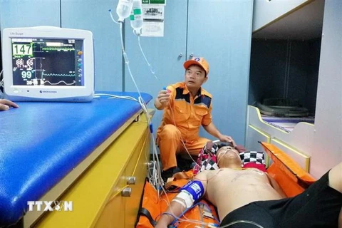 Tàu cứu hộ cứu nạn đưa bệnh nhân về đất liền để tiếp tục theo dõi tại Viện Y học biển Việt Nam. (Ảnh: TTXVN)
