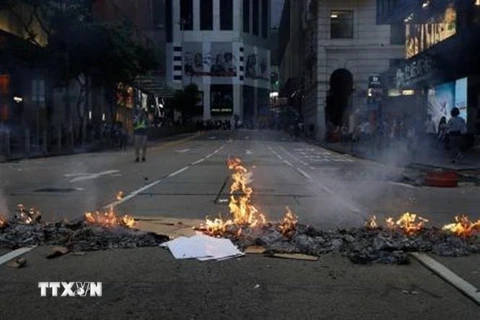 Người biểu tình đốt phá tại một tuyến phố ở Hong Kong, Trung Quốc ngày 8/9/2019. (Ảnh: Kyodo/TTXVN)