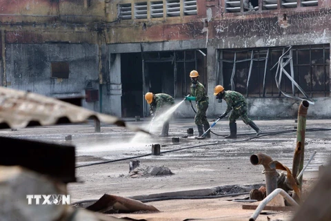 Lực lượng Binh chủng Hoá học phun hóa chất tẩy độc mặt nền nhà xưởng của Công ty Rạng Đông, ngày 5/10. Ảnh: Dương Giang - TTXVN