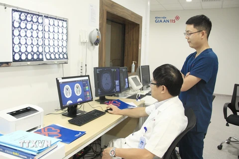 Bác sỹ Bệnh viện Gia An 115 Thành phố Hồ Chí Minh sử dụng phần mềm trí tuệ nhân tạo RAPID chẩn đoán, điều trị đột quỵ. (Ảnh: TTXVN)