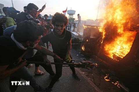 Người biểu tình bạo loạn phản đối tình trạng tham nhũng và khó khăn kinh tế tại quảng trường Tayeran, thủ đô Baghdad, Iraq ngày 3/10/2019. (Ảnh: AFP/TTXVN)