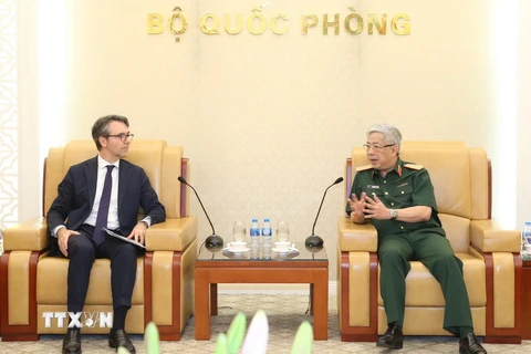 Thứ trưởng Bộ Quốc phòng Nguyễn Chí Vịnh tiếp Trưởng Phái đoàn Liên minh châu Âu. (Ảnh: Minh Khánh/TTXVN)