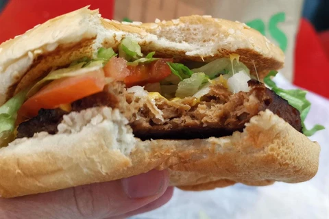 Sản phẩm bánh burger thuần chay bắt chước hương vị và kết cấu thịt bò. (Nguồn: Lifehacker)