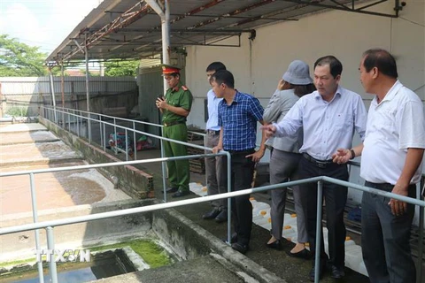 Đoàn kiểm tra liên ngành của tỉnh Bà Rịa-Vũng Tàu kiểm tra khu xử lý nước thải của nhà máy thuộc Công ty trách nhiệm hữu hạn Hải sản Thu Trọng I. (Ảnh: Hoàng Nhị/TTXVN)