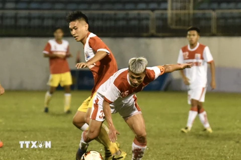 Cầu thủ hai đội U21 Hoàng Anh Gia Lai và U21 Hồng Lĩnh Hà Tĩnh tranh chấp bóng ở trận đấu sau lễ khai mạc. (Ảnh: Dư Toán/TTXVN)