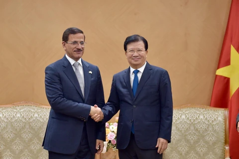 Phó Thủ tướng Trịnh Đình Dũng và Bộ trưởng Kinh tế UAE Sheikh Sultan Bin Saeed Al Mansouri. (Nguồn: Baochinhphu)