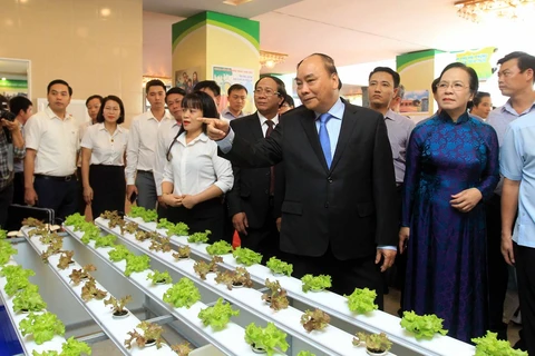 Thủ tướng Nguyễn Xuân Phúc tham quan mô hình và các gian hàng trưng bày sản phẩm nông nghiệp của thành phố Hải Phòng. (Ảnh: An Đăng/TTXVN)
