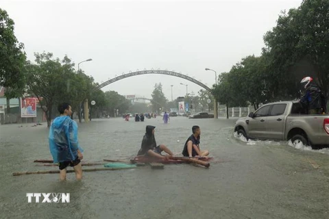 Ngập tại một tuyến đường tại thành phố Vinh, Nghệ An. (Ảnh: Nguyễn Văn Nhật/TTXVN)