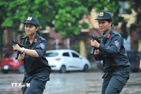 Các nữ chiến sỹ cảnh sát cơ động tập luyện hăng say và hoàn thành xuất sắc các bài tập. (Ảnh: Minh Đức/TTXVN)