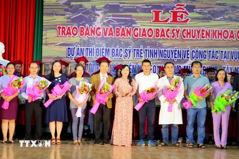 Bộ trưởng Bộ Y tế Nguyễn Thị Kim Tiến biểu dương các các bác sỹ tham gia đào tạo trong dự án 'Bác sỹ trẻ tình nguyện về vùng khó khăn.' (Ảnh: Tường Vi/TTXVN)