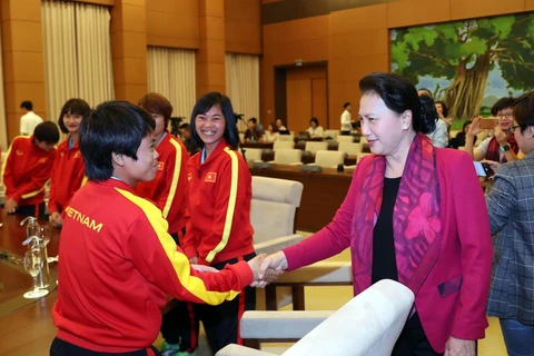 Chủ tịch Quốc hội Nguyễn Thị Kim Ngân với các cầu thủ đội tuyển bóng đá nữ Việt Nam. (Ảnh: Trọng Đức/TTXVN)