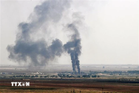 Khói bốc lên từ thị trấn Ras al-Ain ở miền bắc Syria sau một cuộc tấn công của quân đội Thổ Nhĩ Kỳ ngày 17/10/2019. (Ảnh: THX/TTXVN)