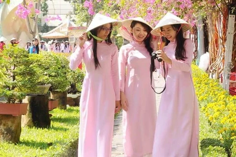 Duyên dáng áo dài của phụ nữ Việt Nam trên đất nước Lào 